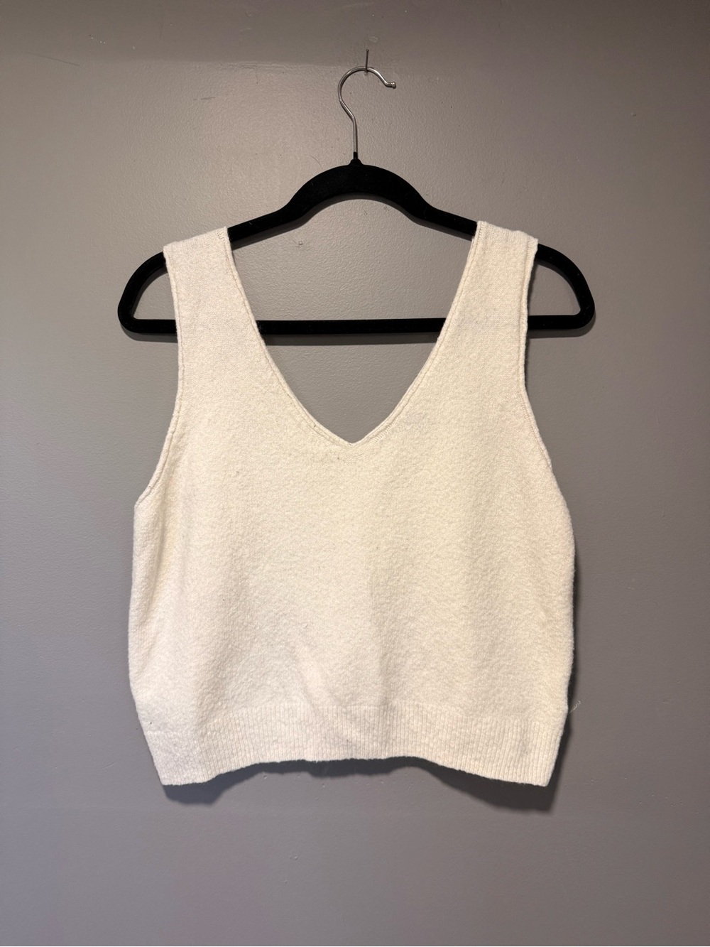 Tahari White V-Neck Sleeveless Knit Tank